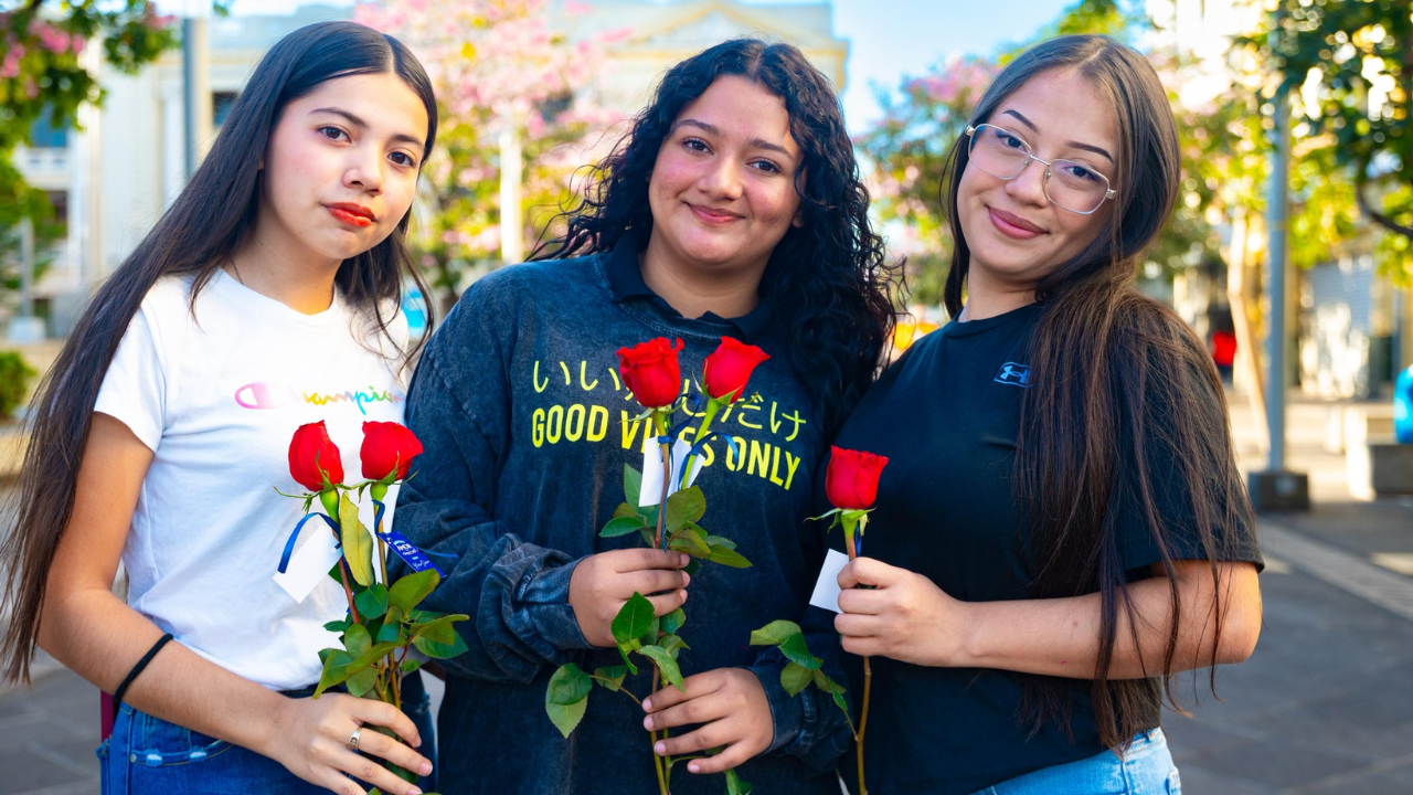 Un gesto que recorre San Salvador Centro: rosas llegan a calles y plazas previo a San Valentín