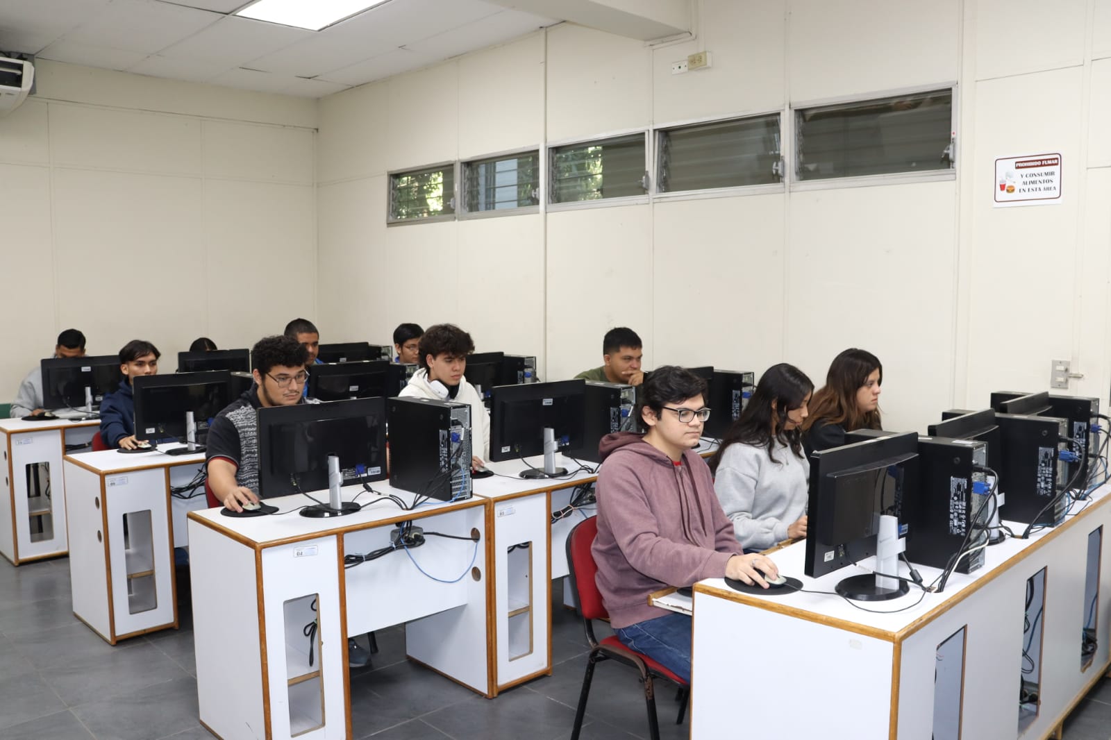 La Constancia y Fundemas entregan 100 equipos de computación para programas educativos