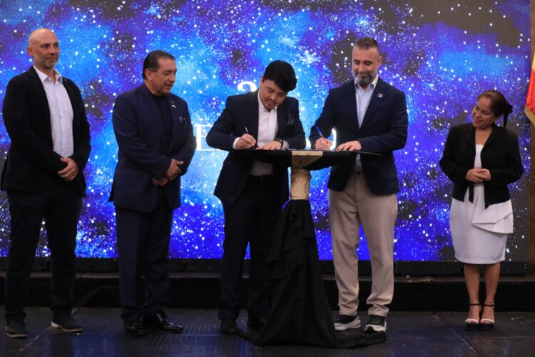 Miguel Caballero, CEO de Stakiny (derecha) y Antonio Arrué, fundador de COIN, en la firma de la alianza estratégica junto a actores del sector privado y Gobierno.