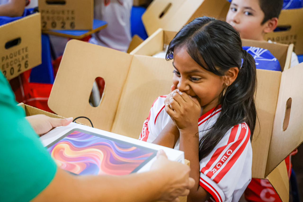 Gobierno de El Salvador avanza con la entrega de paquetes escolares