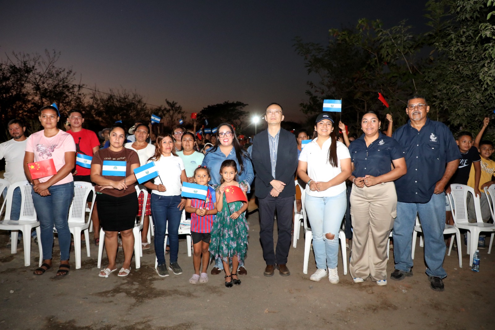 Inauguran iluminación en una comunidad de Zacatecoluca con el apoyo de China