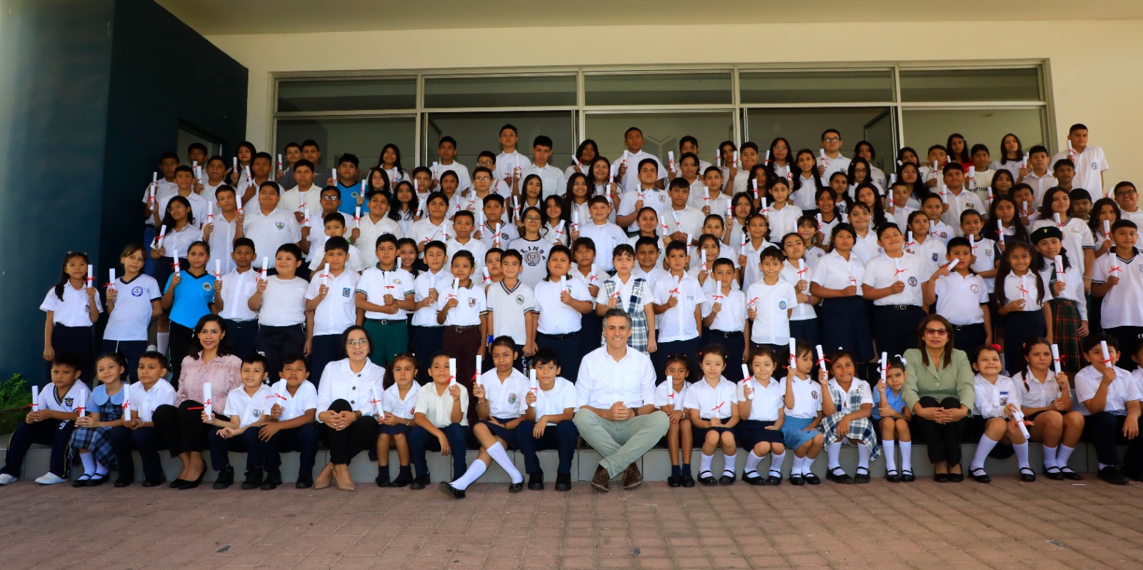 Súper Selectos entregó 238 becas a hijos de sus colaboradores