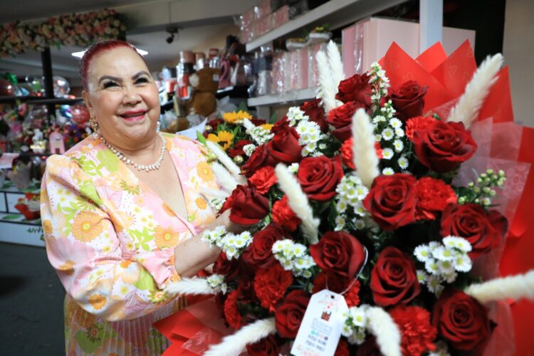 Gladys Hernández, propietaria de Flores de Guatemala, mantiene viva la costumbre de agradar a través de las flores. Foto / Diego García.