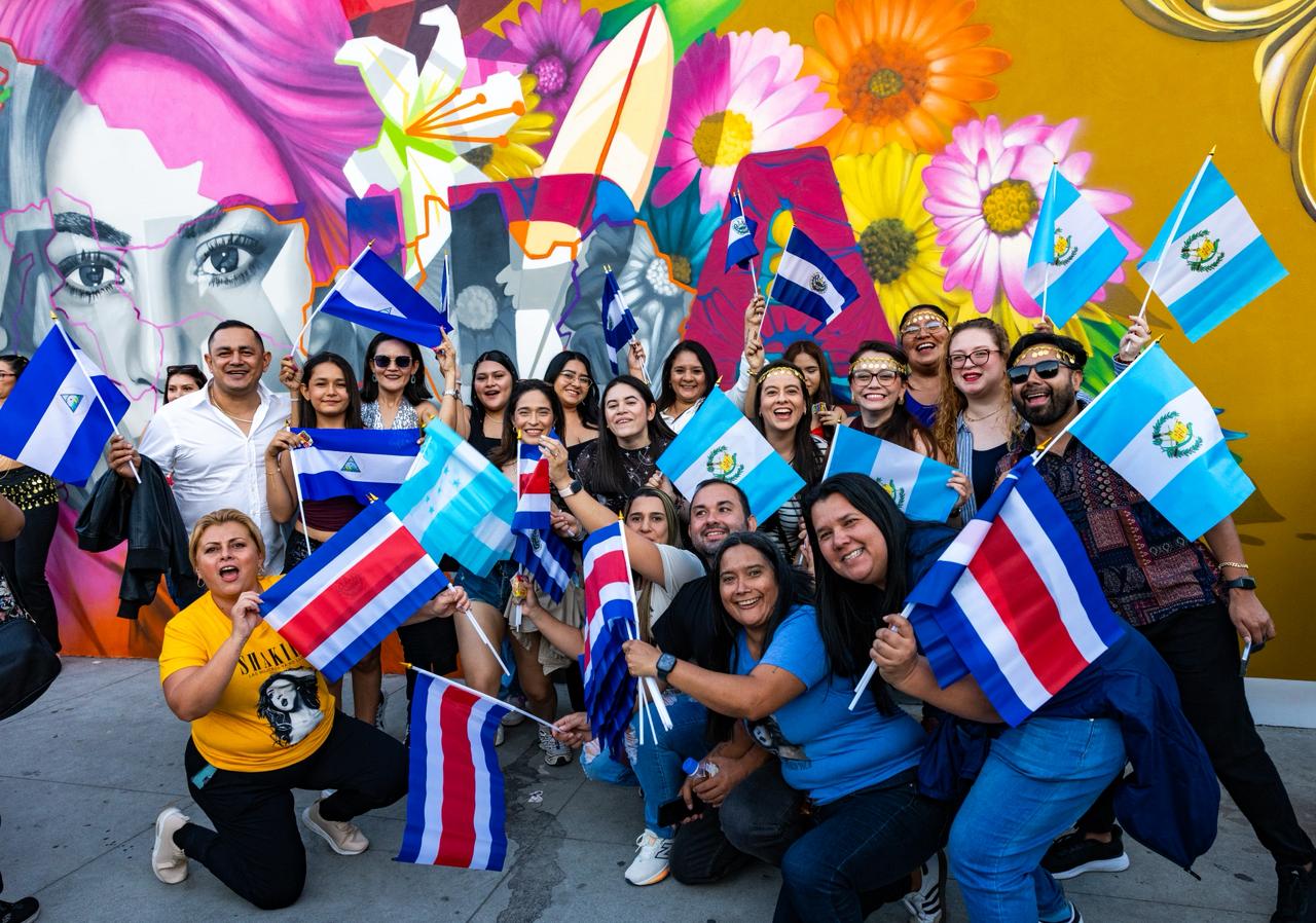 Fans cumplen la consigna: banderas de toda la región colorean la previa del concierto de Shakira en El Salvador