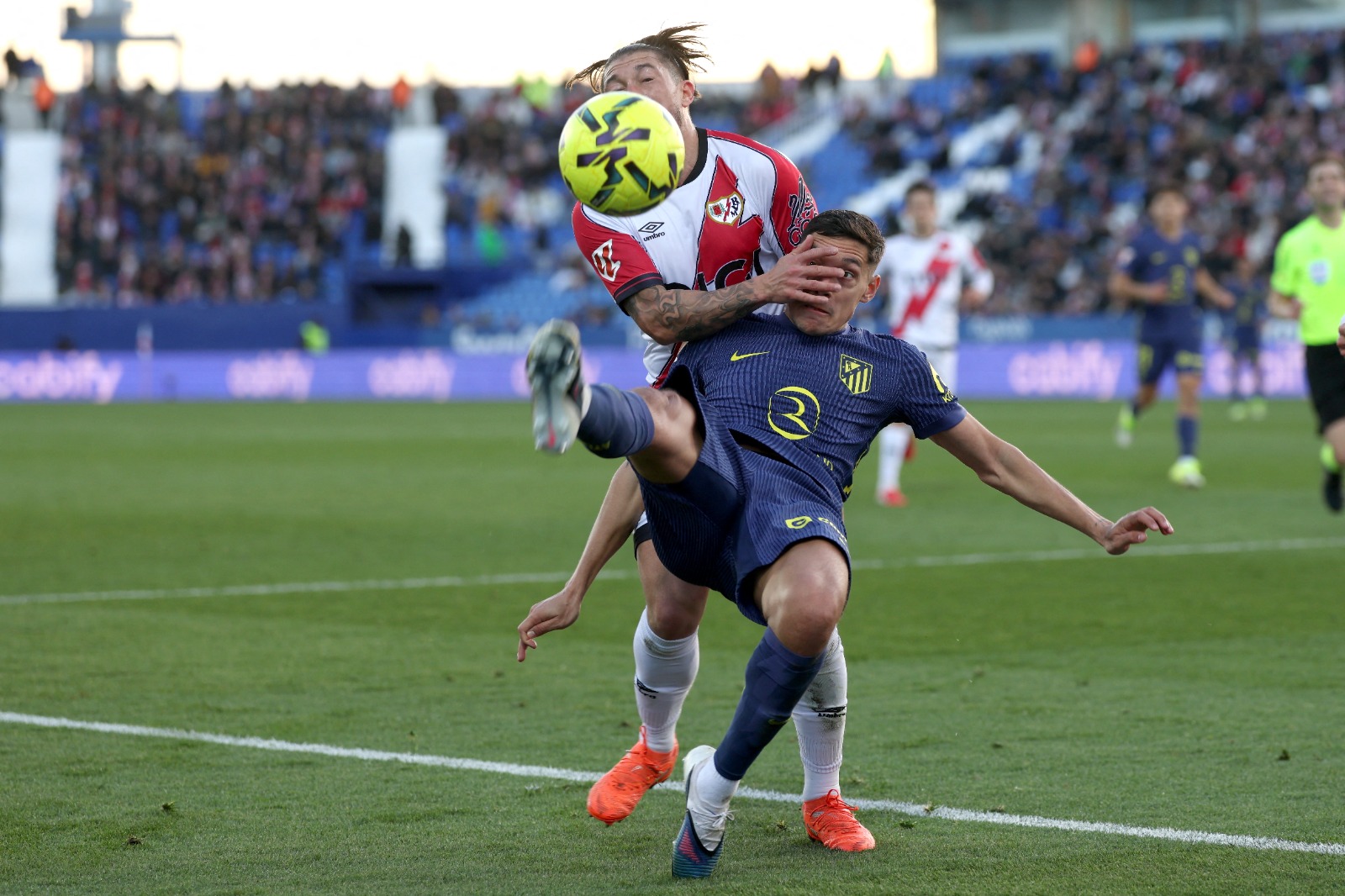 El Atlético es goleado por el Rayo y se olvida de la liga española
