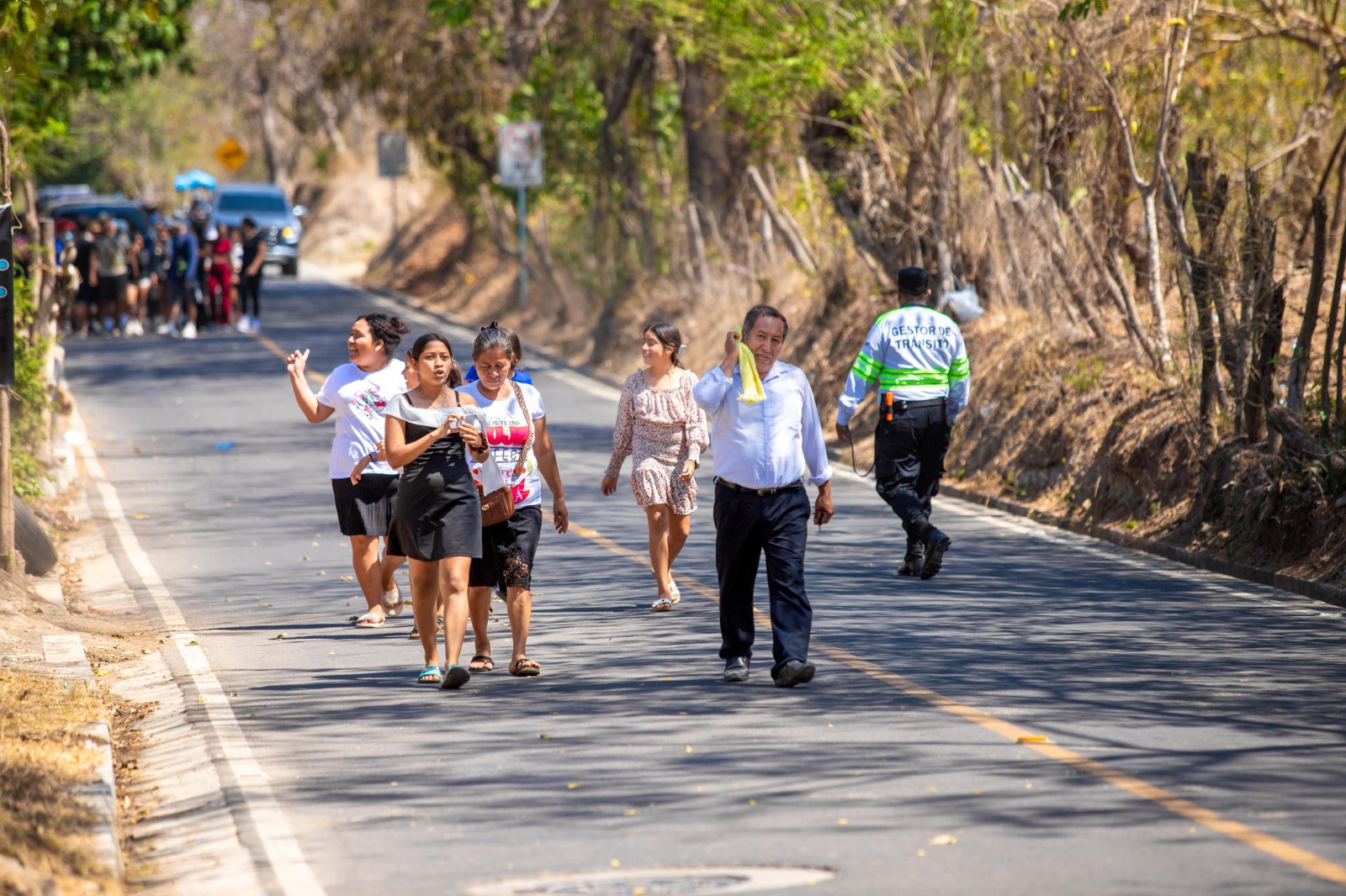 Gobierno inaugura la pavimentación de una calle en Ahuachapán