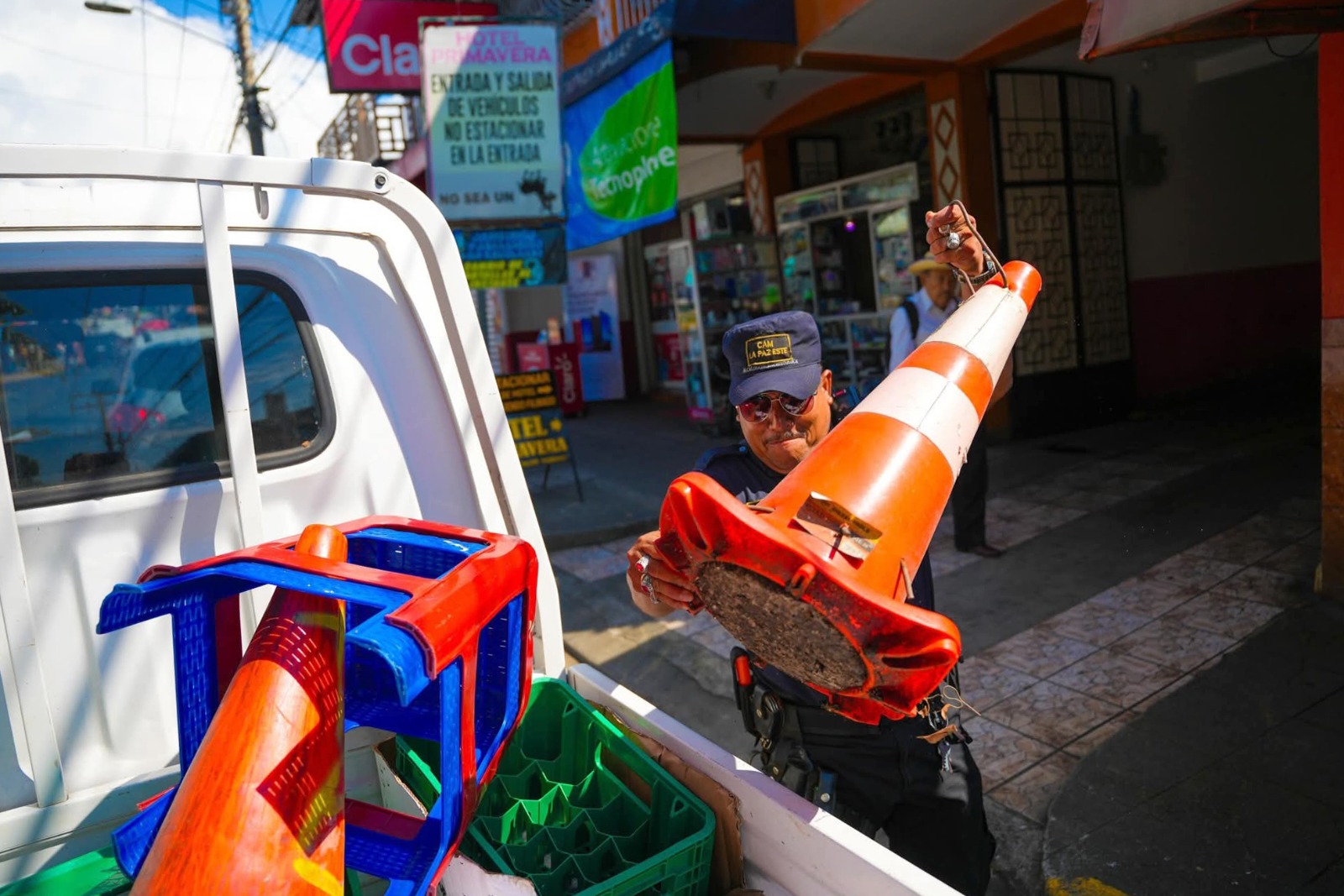 Alcaldía retira obstáculos de aceras en Zacatecoluca, en La Paz