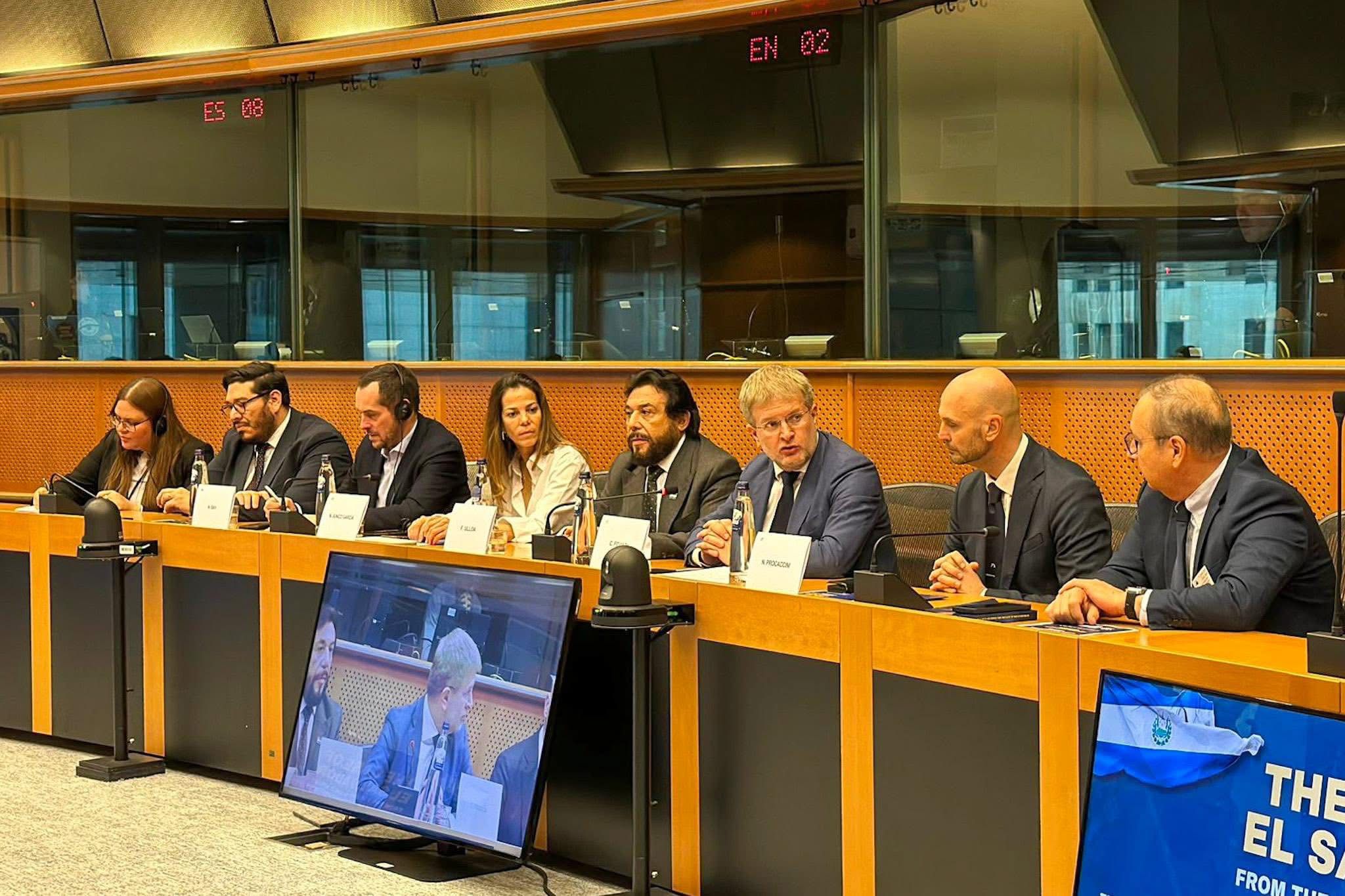 El Salvador restaura Estado de Derecho, dicen eurodiputados