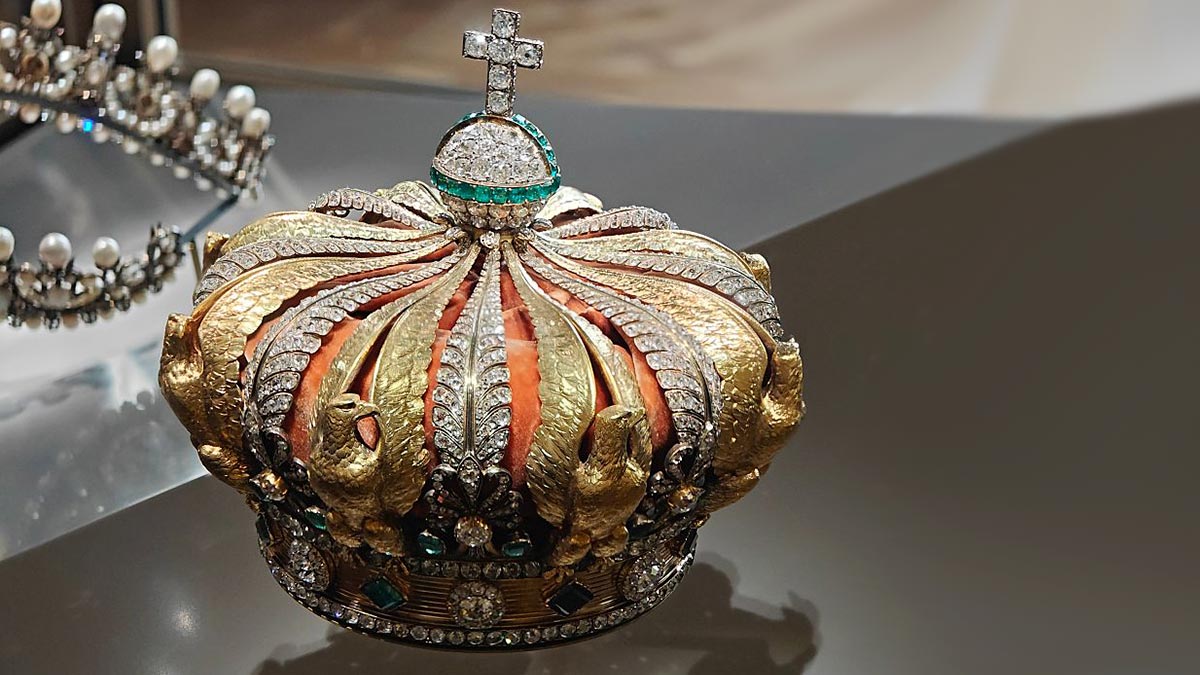 La corona de la emperatriz Eugenia dañada en el robo del Louvre será restaurada