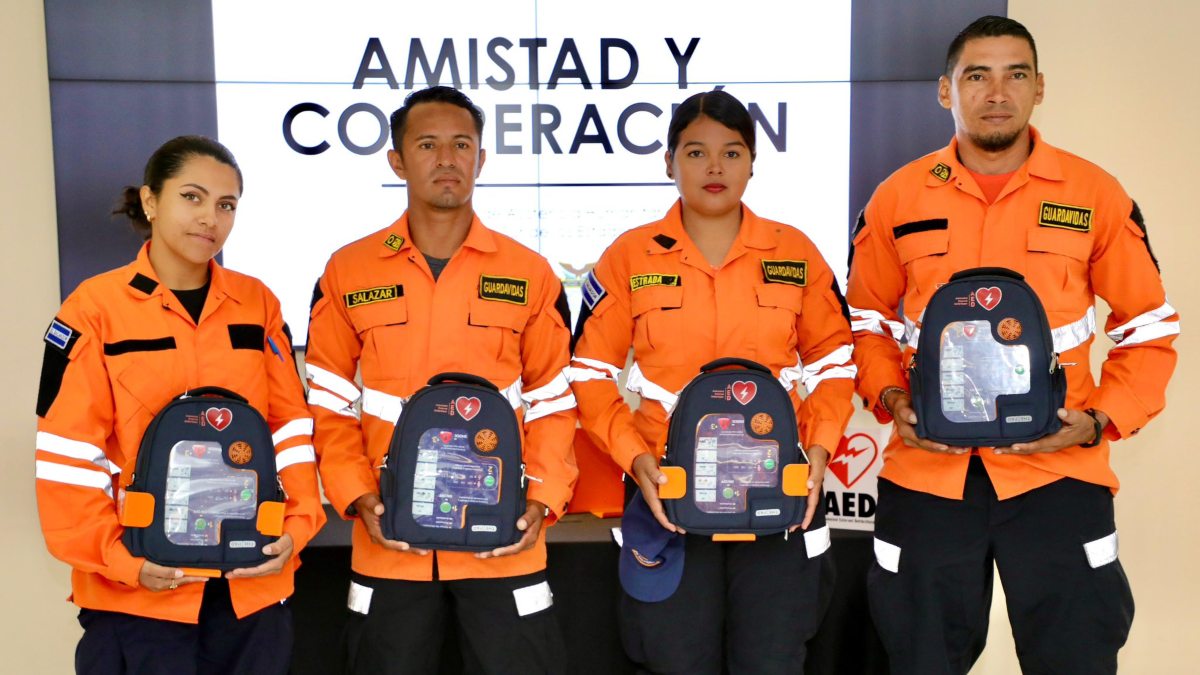 Estados Unidos dona 32 desfibriladores a Protección Civil