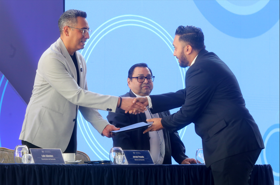 Hacienda graduó a 241 jóvenes de su programa de formación de talento