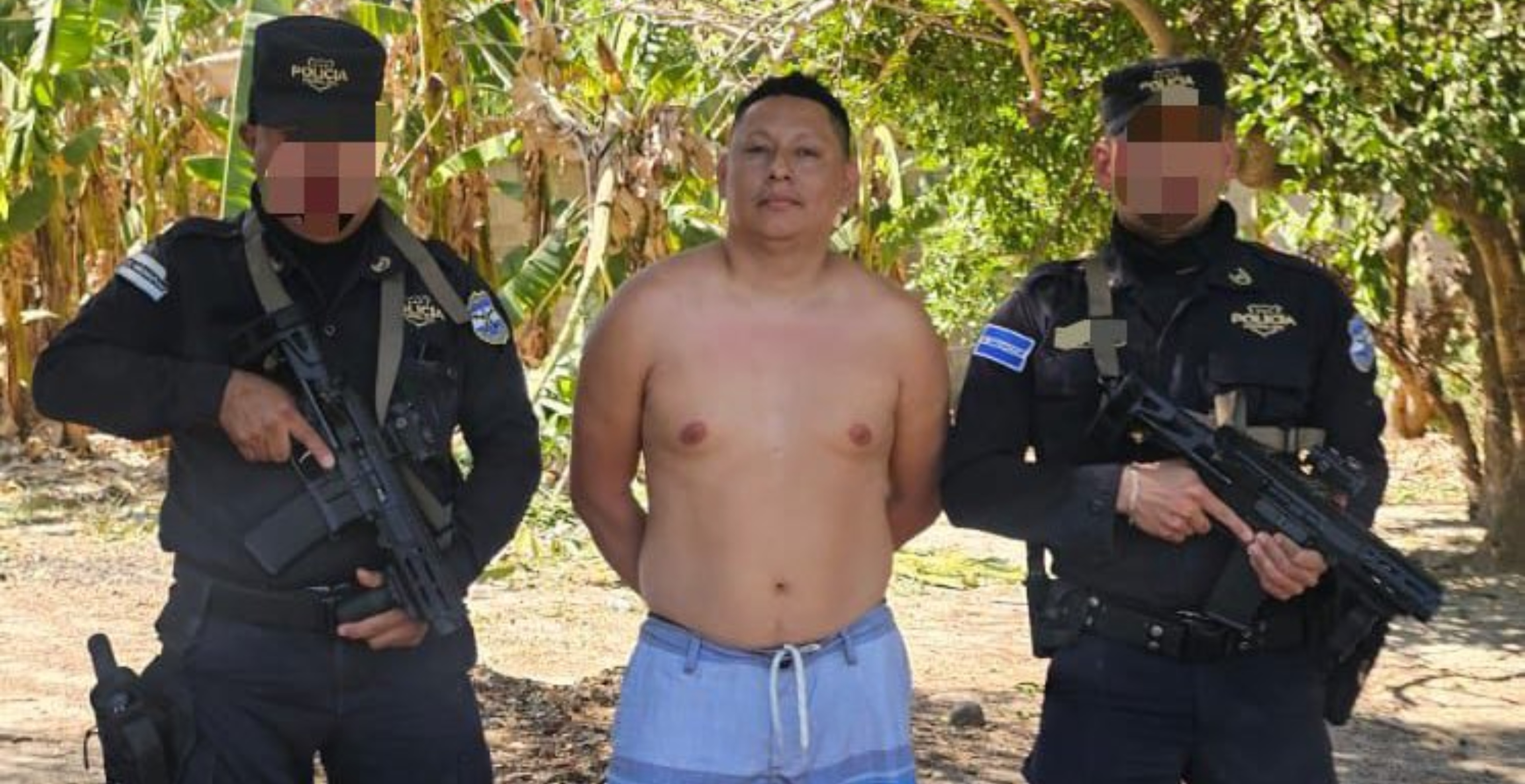 Policía capturan a homicida que se escondía en cielo falso de casa