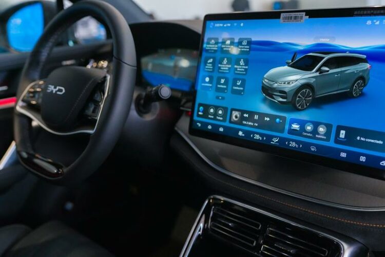 (250225) -- BOGOTA, 25 febrero, 2025 (Xinhua) --  Imagen del 24 de febrero de 2025 del interior de un automóvil exhibido en las instalaciones del fabricante chino de vehículos eléctricos BYD, en la ciudad de Bogotá, Colombia. La empresa automotriz china de alta tecnología BYD ha tomado el liderazgo en el mercado de vehículos eléctricos de Colombia, al introducir 4.590 automóviles entre híbridos y eléctricos en las calles de las ciudades colombianas durante 2024, un crecimiento en ventas del 220 por ciento respecto a 2023. (Xinhua/Andrés Moreno) (am) (oa) (ah) (ce)