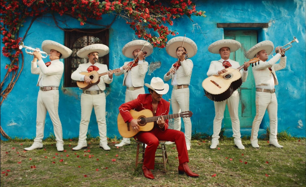Bruno Mars apuesta por el mariachi y sorprende con «Risk It All»