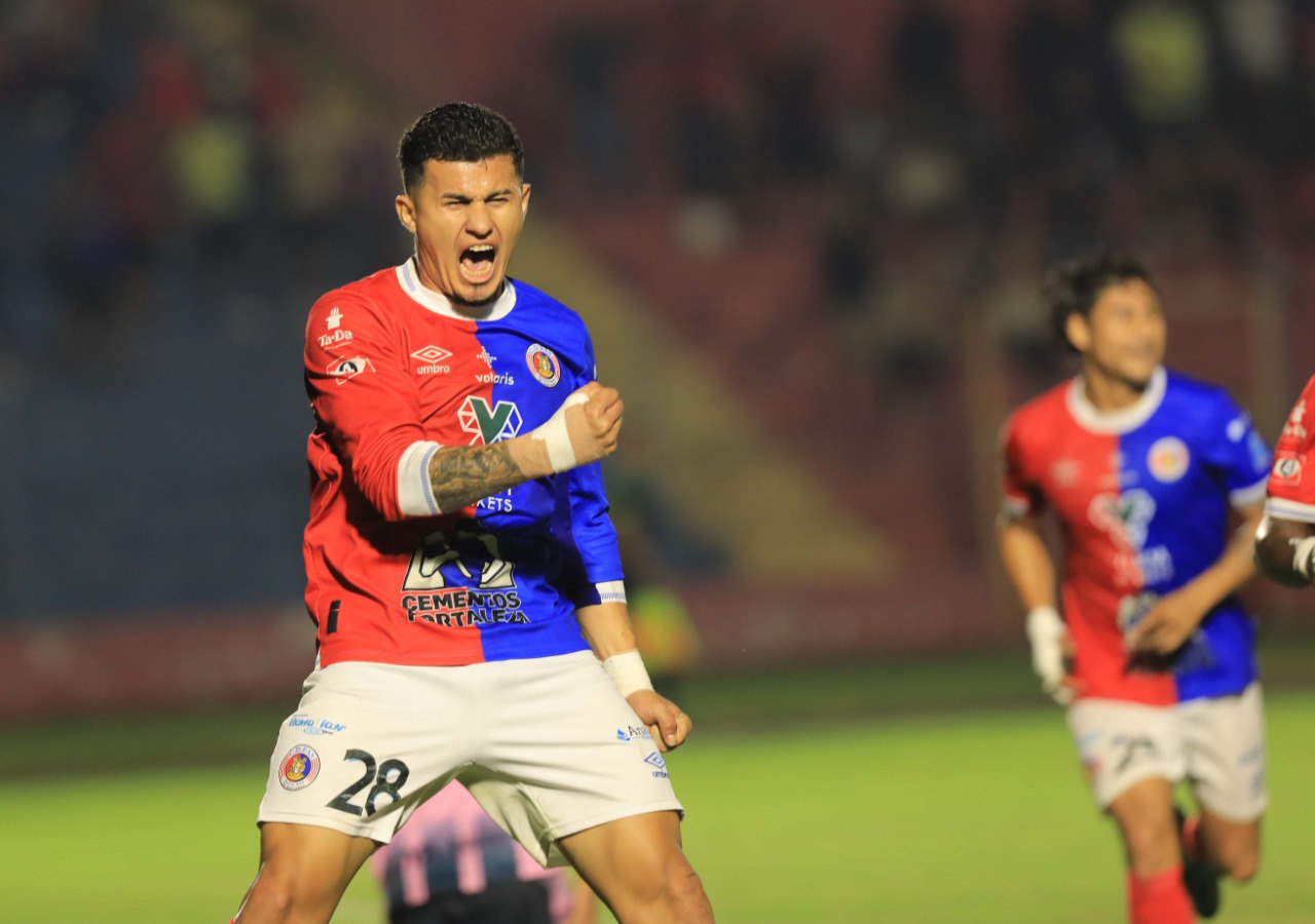 FAS se quedó con el invicto del Inter y el liderato del Clausura
