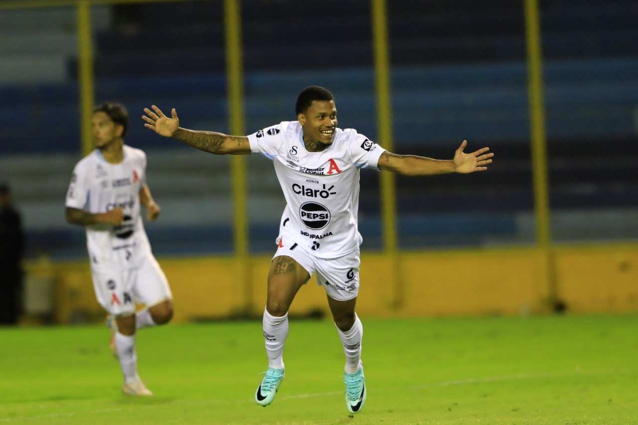Alianza le amargó el centenario al Águila