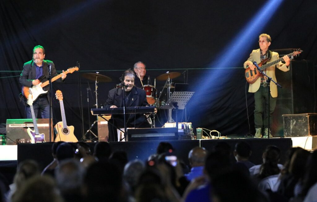 Ricky Parrado cantó para almas de eterna juventud