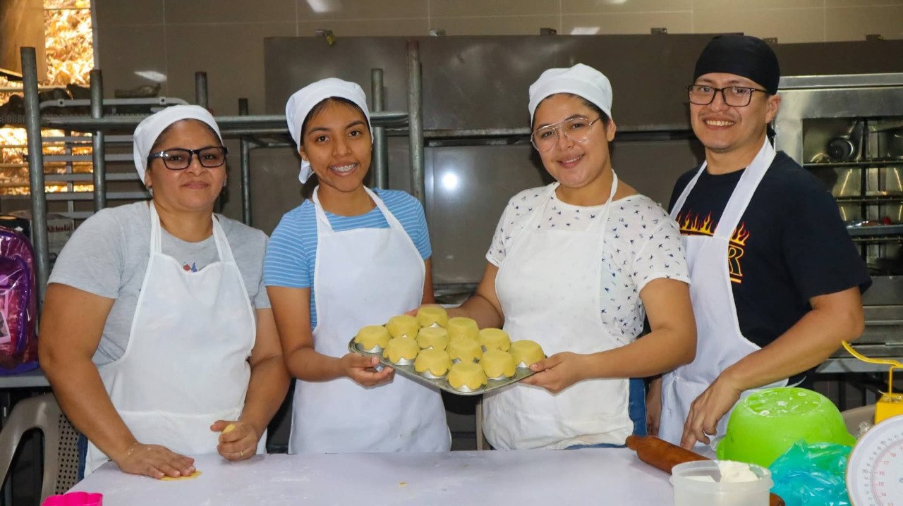 Mujeres aprenden sobre repostería, arbitraje y barbería en La Paz Este