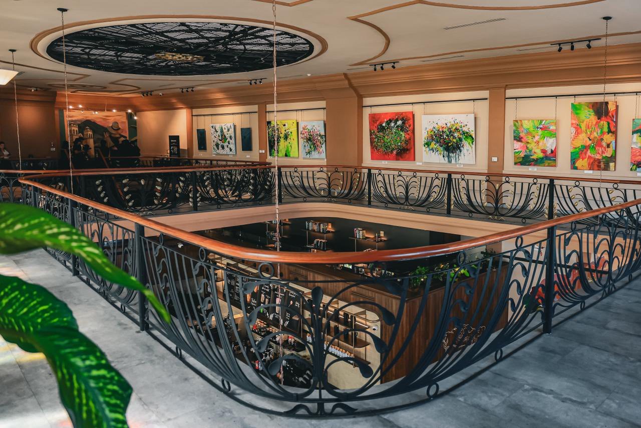 El Salvador inaugura exposición «Eflorescencia» en Starbucks Casa Bou