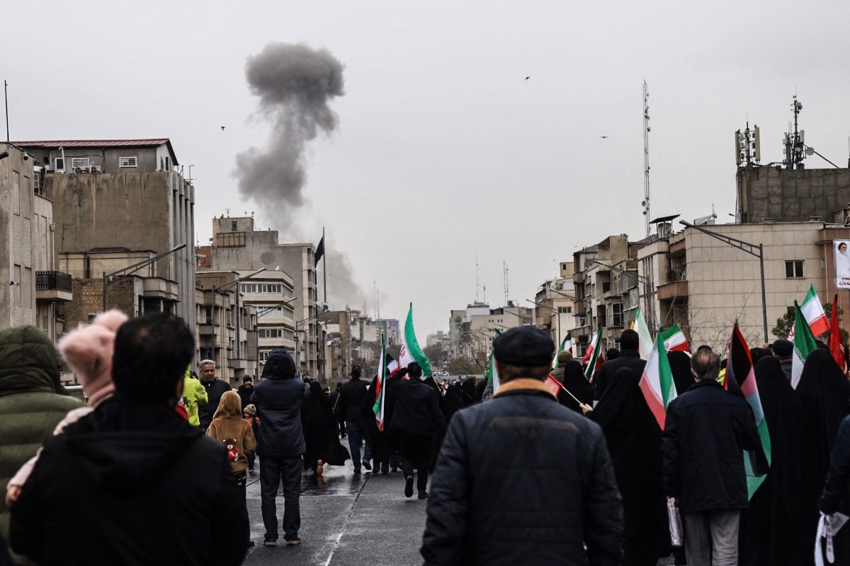 Fuertes explosiones sacuden Irán mientras EE. UU. envía más barcos y marines a Oriente Medio