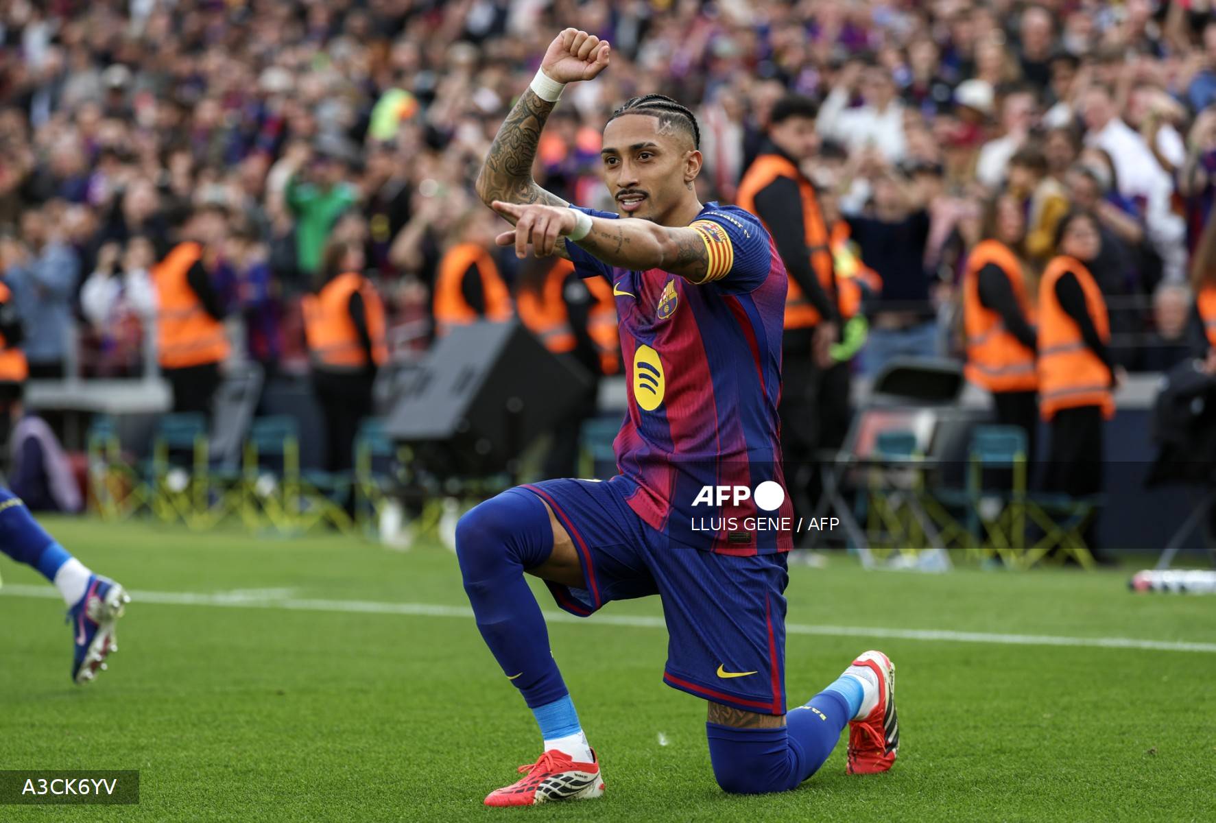 Raphinha brilla con triplete en goleada del Barça al Sevilla