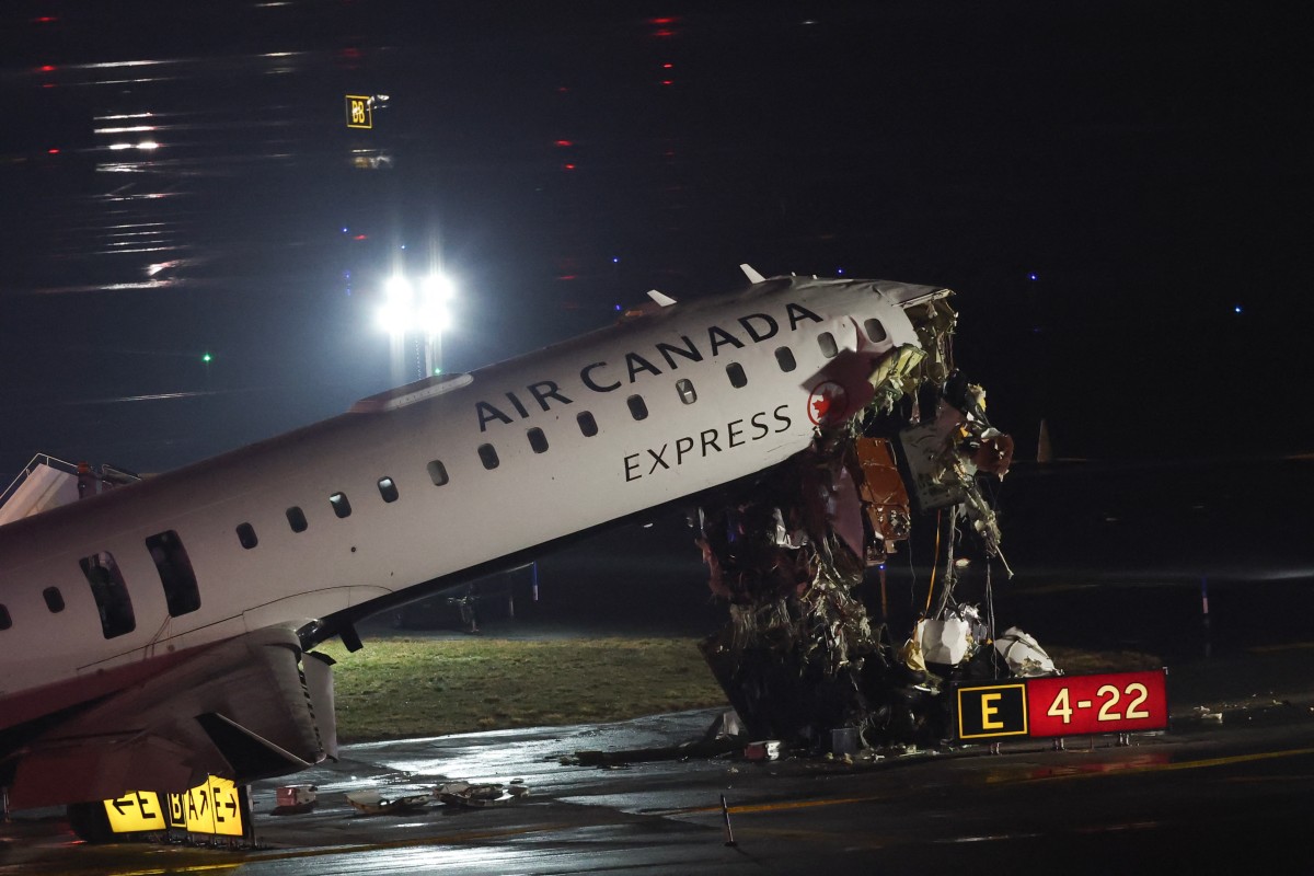 Dos muertos en el choque de un vehículo y un avión en un aeropuerto de Nueva York