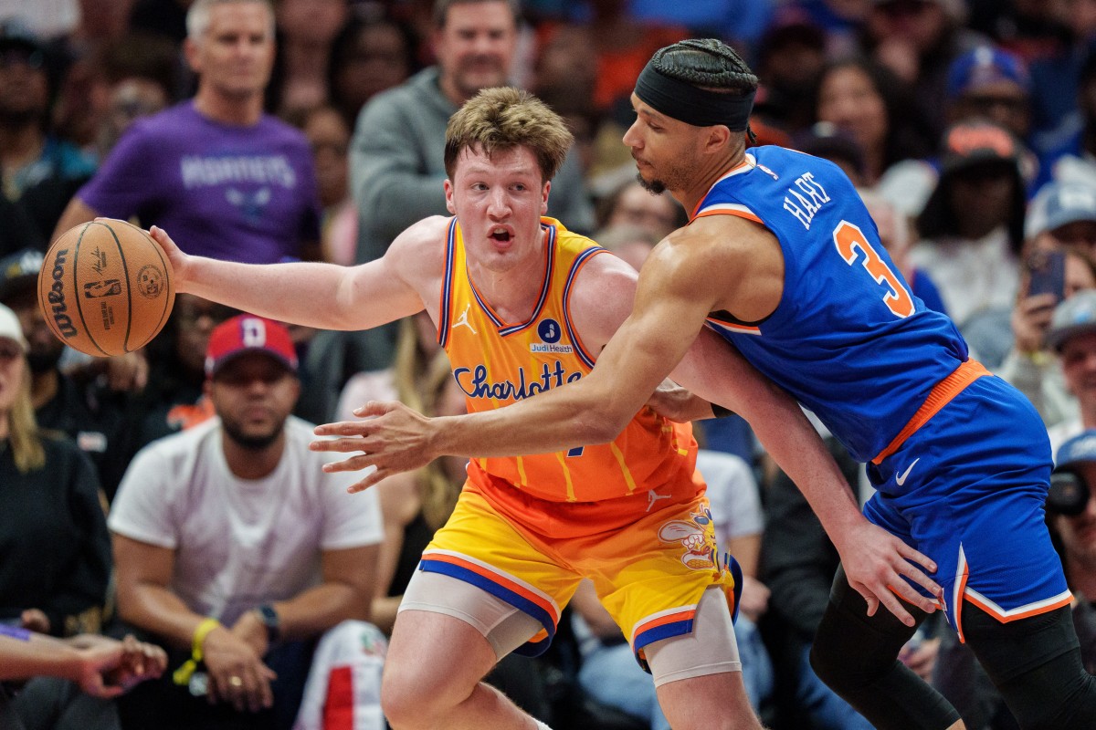 Los pujantes Hornets emboscan a Knicks y aprietan la pugna por playoffs