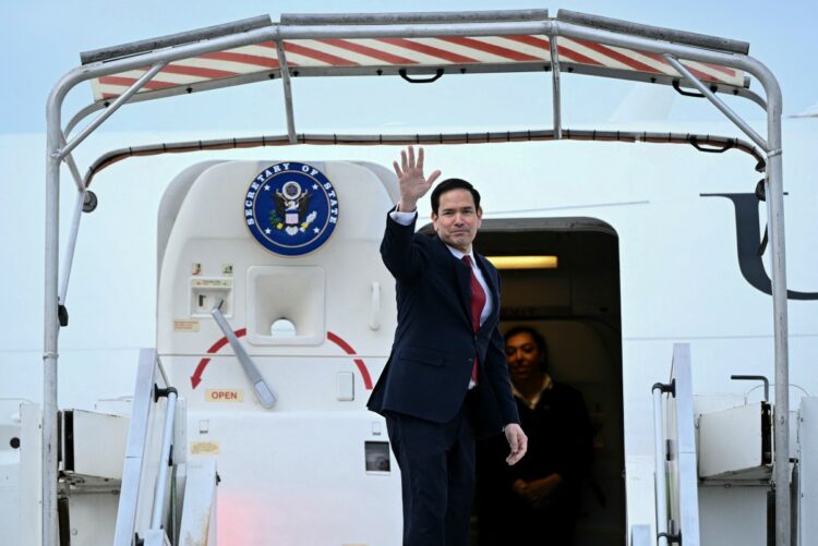 El secretario de Estado estadounidense, Marco Rubio, saluda mientras aborda un avión del gobierno estadounidense tras una reunión de ministros de Asuntos Exteriores del G7 con países socios en el aeropuerto de Bourget, en las afueras de París, el 27 de marzo de 2026. Foto: AFP