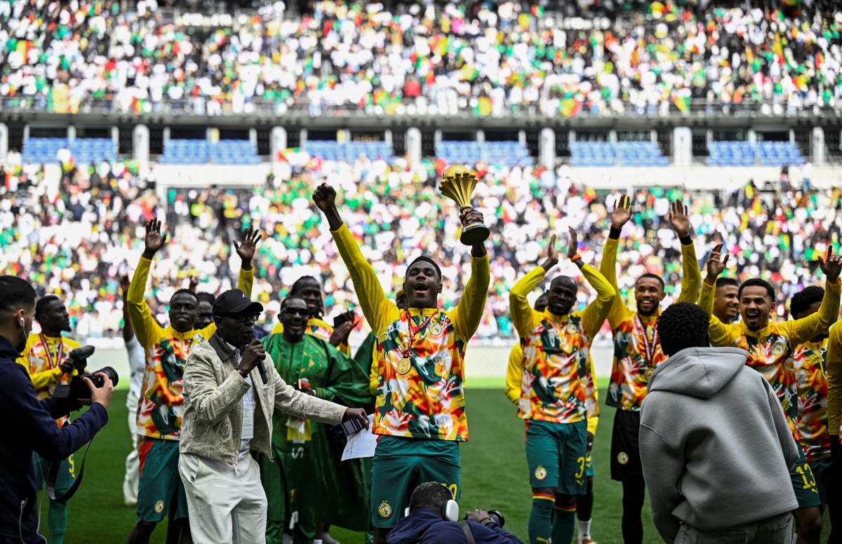 Pese a sanción, Senegal presenta trofeo de la CAN contra Perú en París