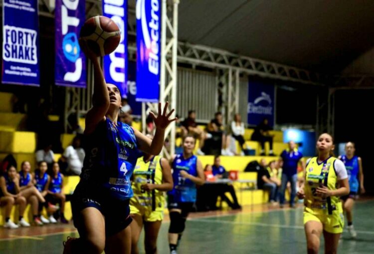San Salvador se impuso el martes a Ahuachapán 93-60 en la Liga Mayor de Baloncesto Femenino. Fotos/ INDES