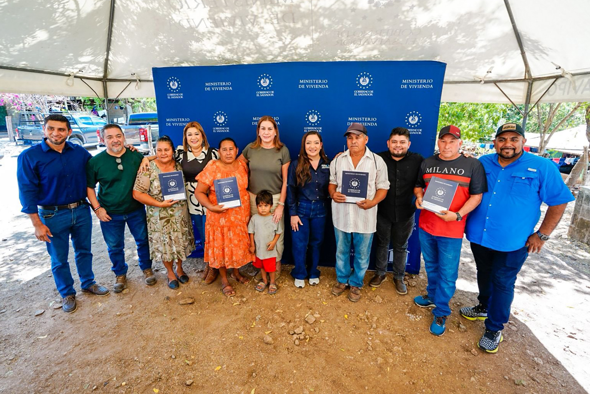Treinta familias reciben escrituras de propiedad en Usulután