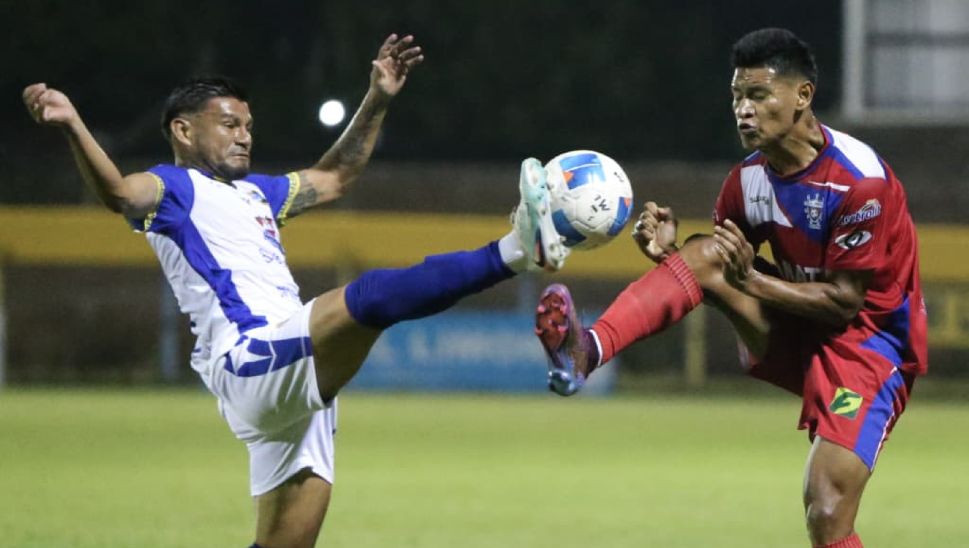 Limeño pasó apuros pero derrotó al vigente campeón del fútbol salvadoreño