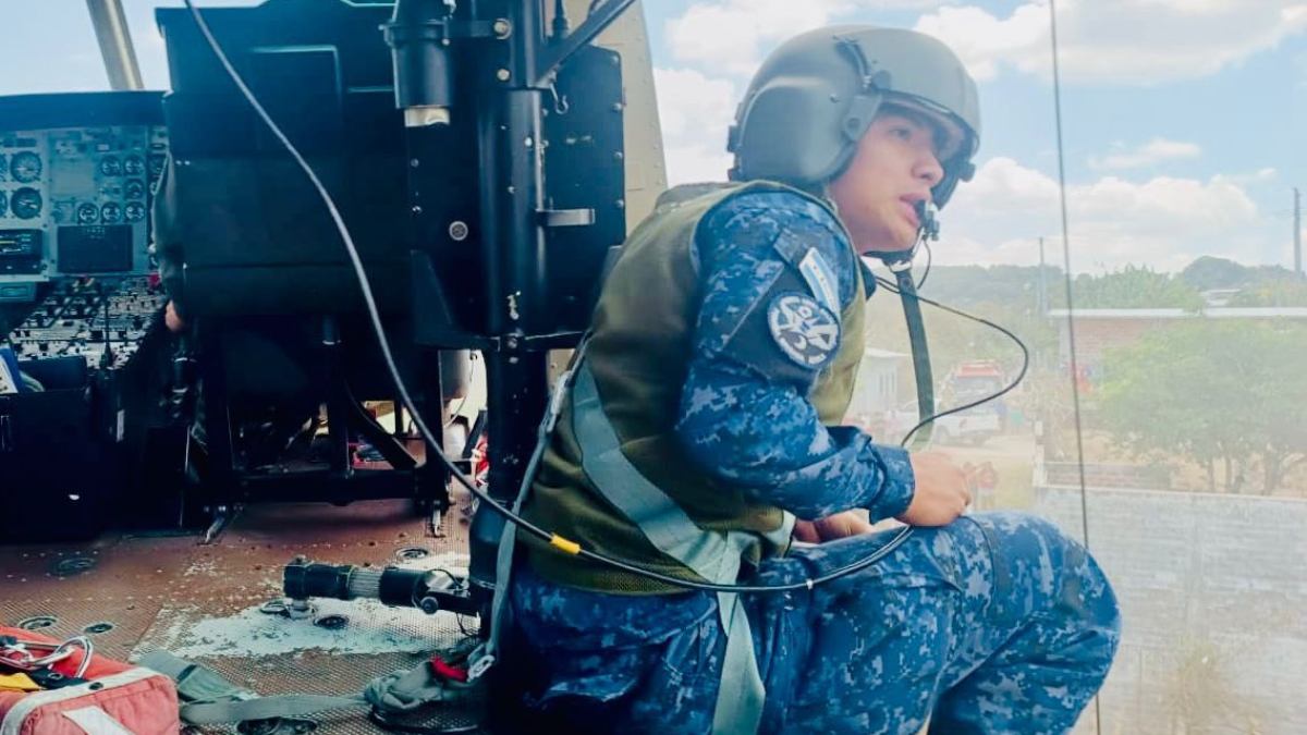 Fuerza Aérea rescata a mujer que cayó en un barranco en Cabañas