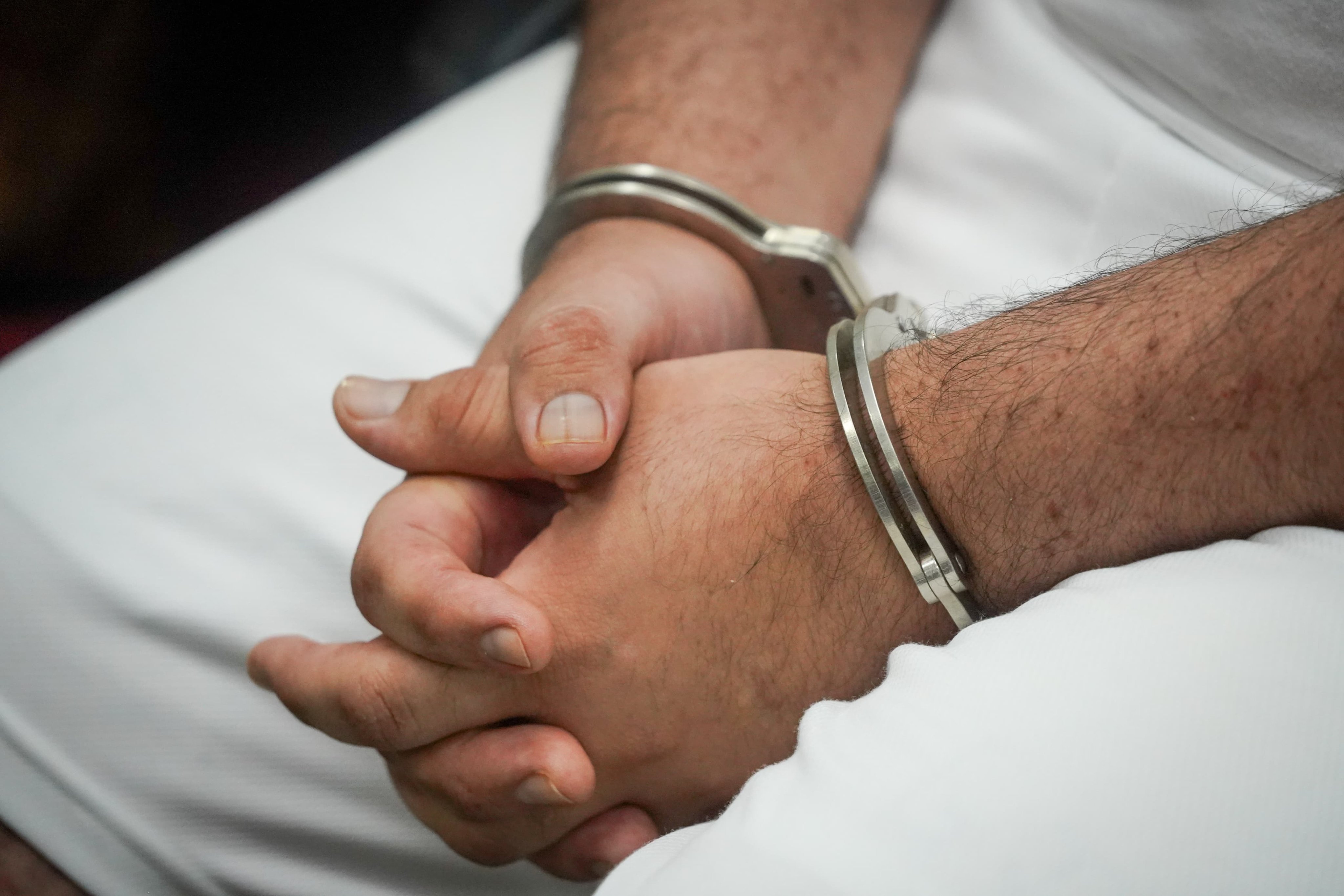 Capturan a hombre por estafar con boletos aéreos