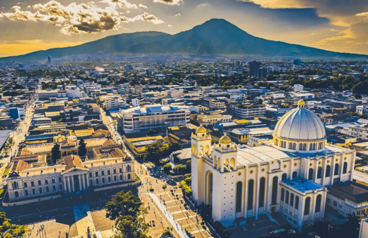 El FMI destaca los avances económicos de El Salvador, incluyendo el crecimiento impulsado por las remesas, el turismo y la mejora en seguridad. Foto: X / Diario El Salvador
