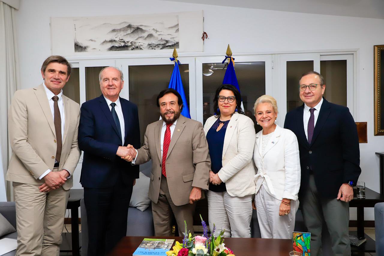 Félix Ulloa aborda con senadores franceses cooperación e inversión en El Salvador