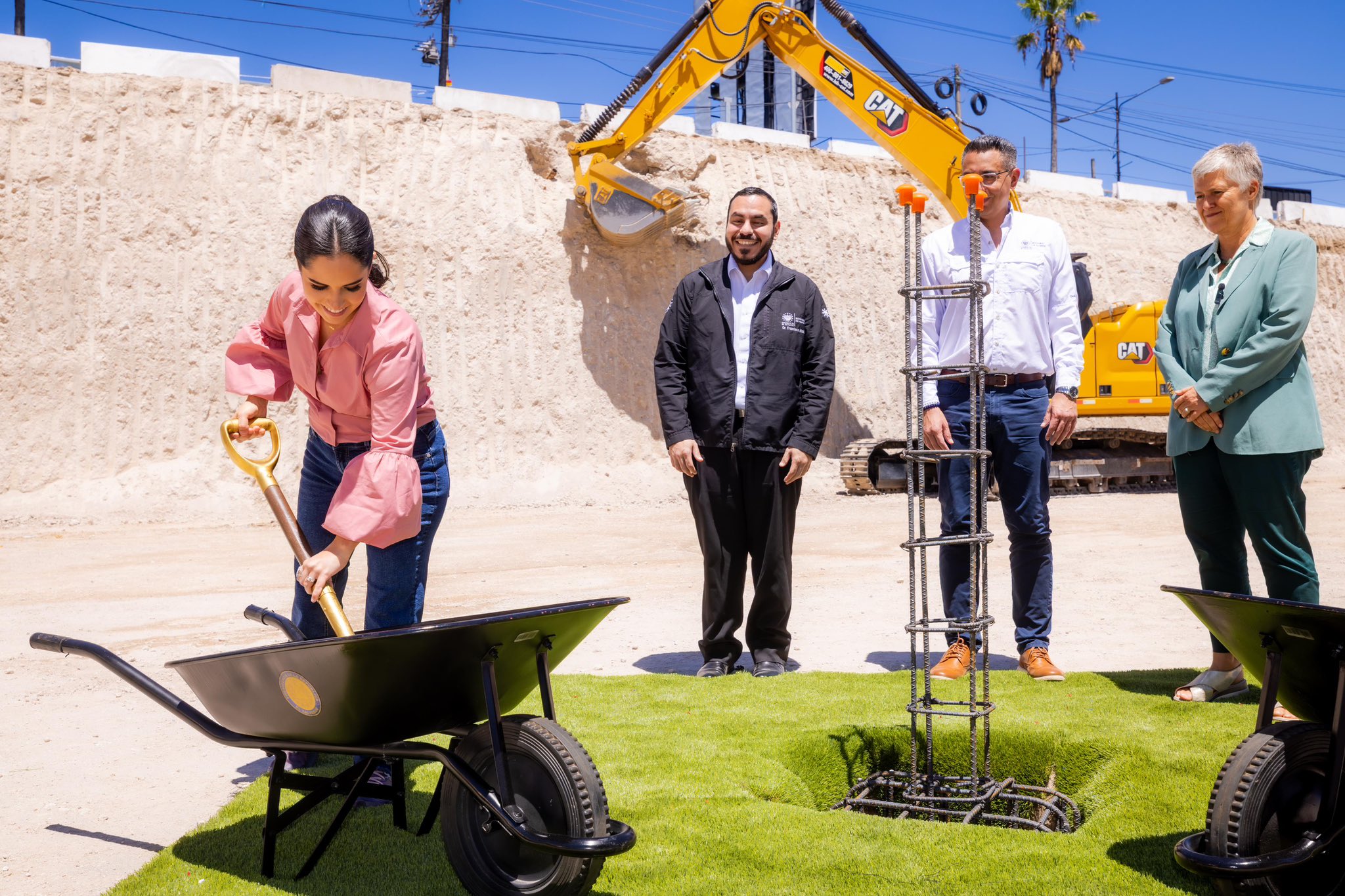 Gabriela de Bukele coloca primera piedra del Centro de Maternidad «El Nido»