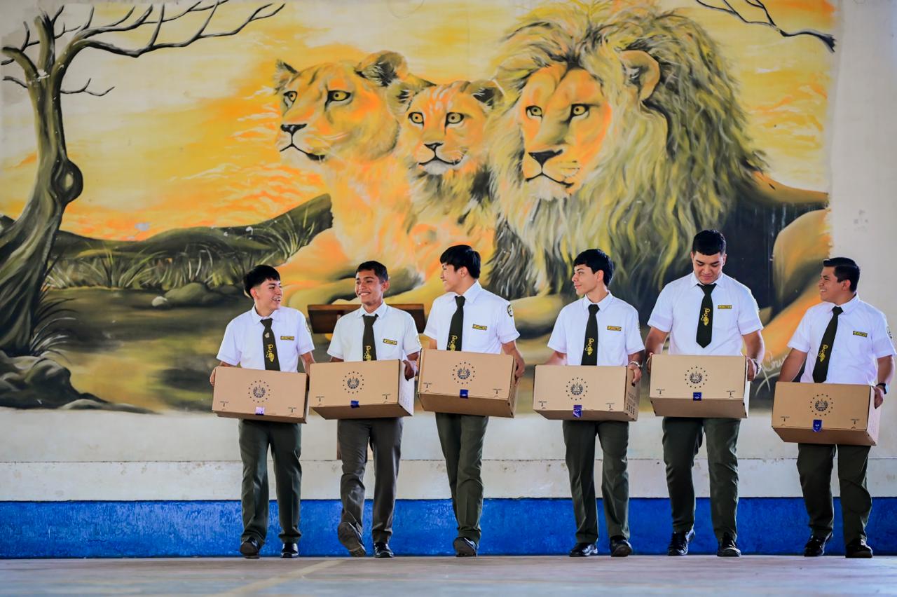 Gobierno salvadoreño entrega paquetes escolares en Sonsonate Este