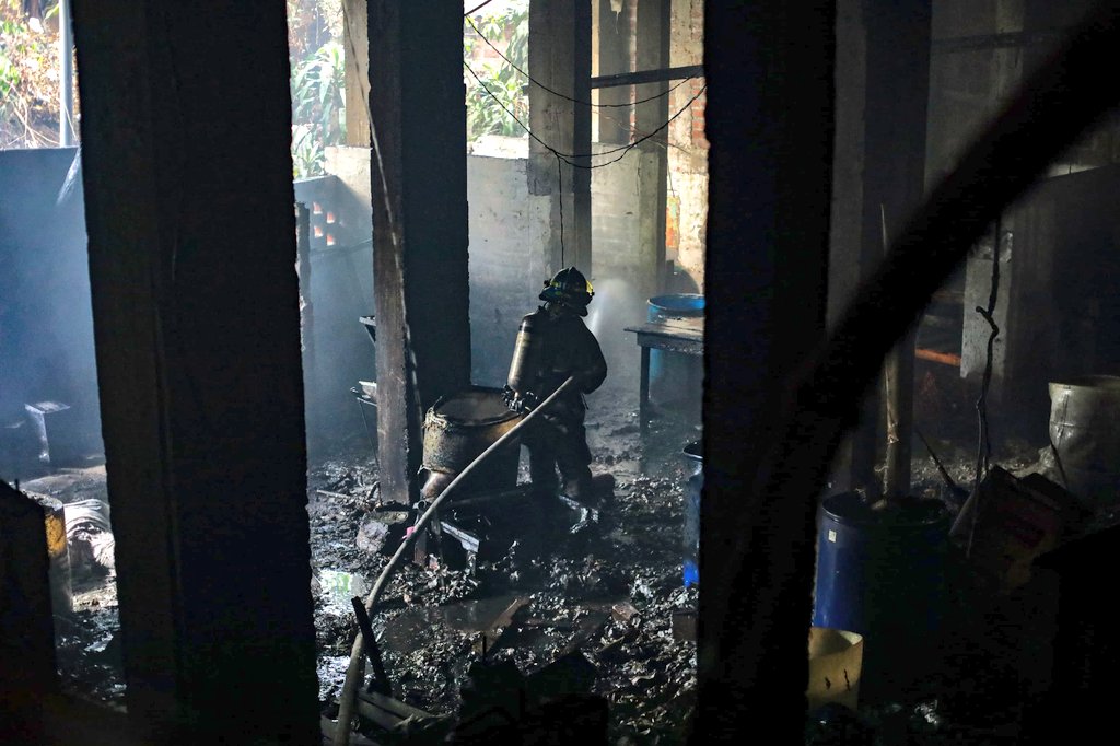 Dos personas mueren en incendio de cohetería ilegal en Ciudad Delgado