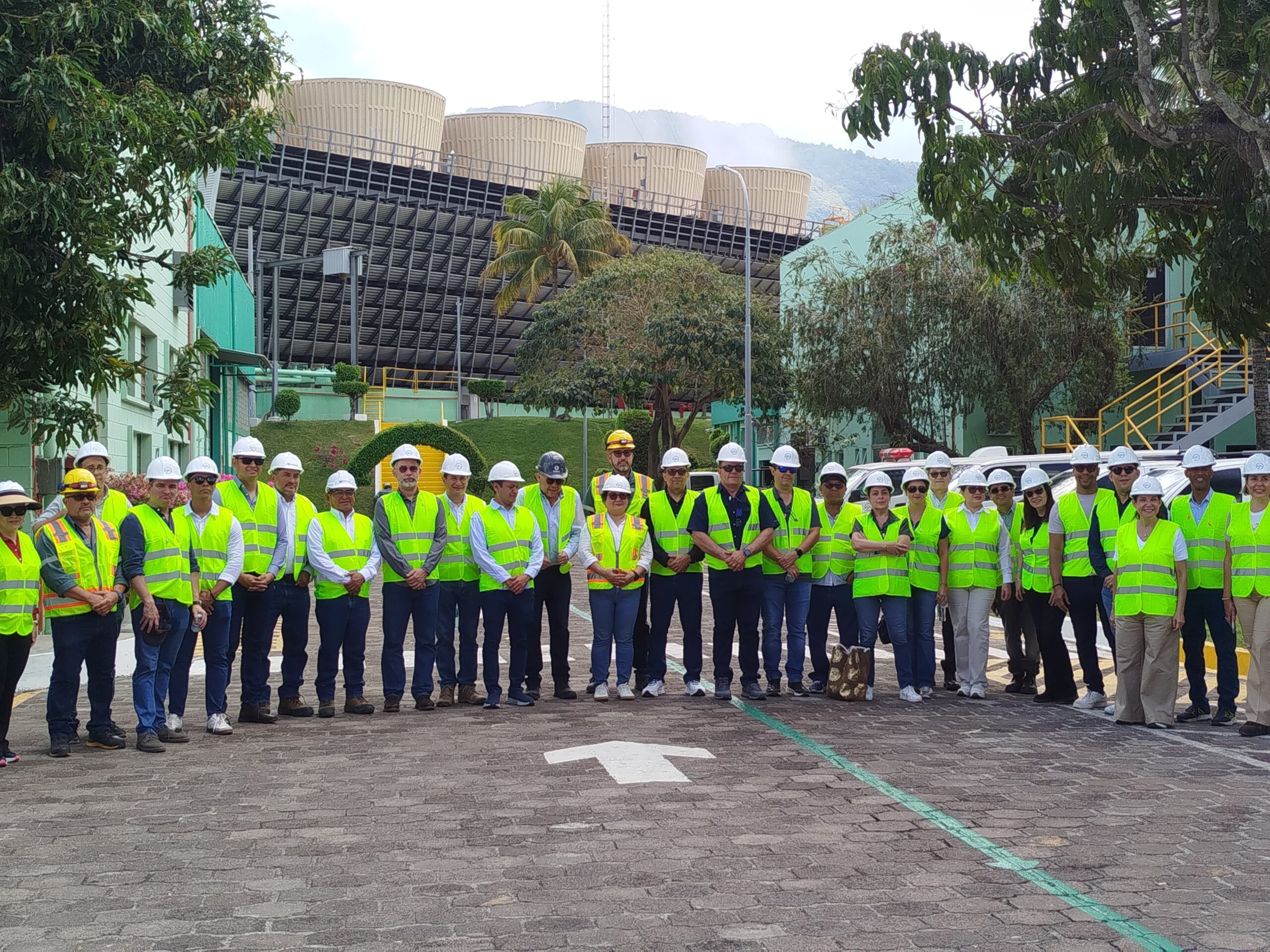 Comitiva internacional visita la planta geotérmica en Ahuachapán