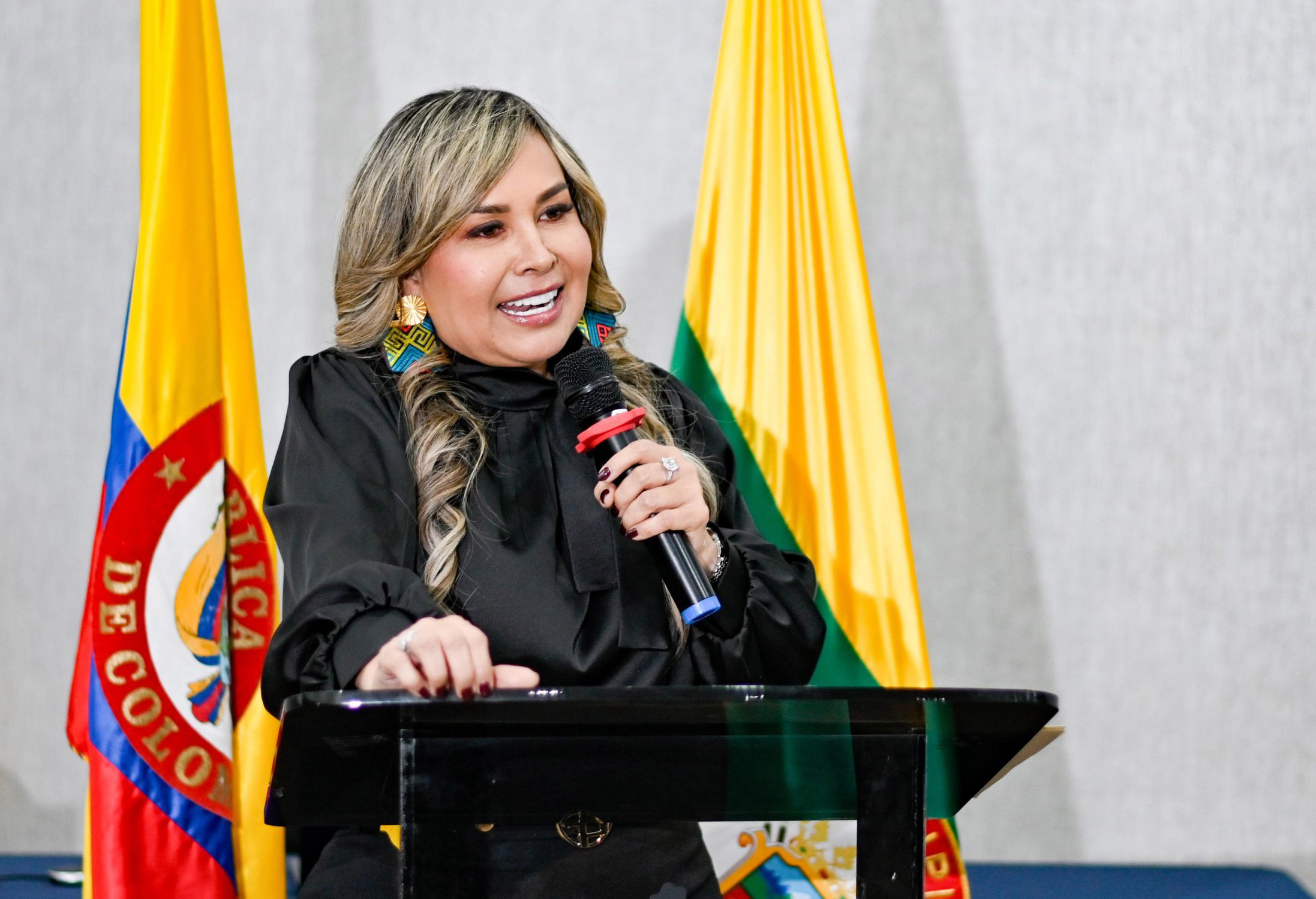 Alcaldesa colombiana muestra interés en modelo salvadoreño de seguridad