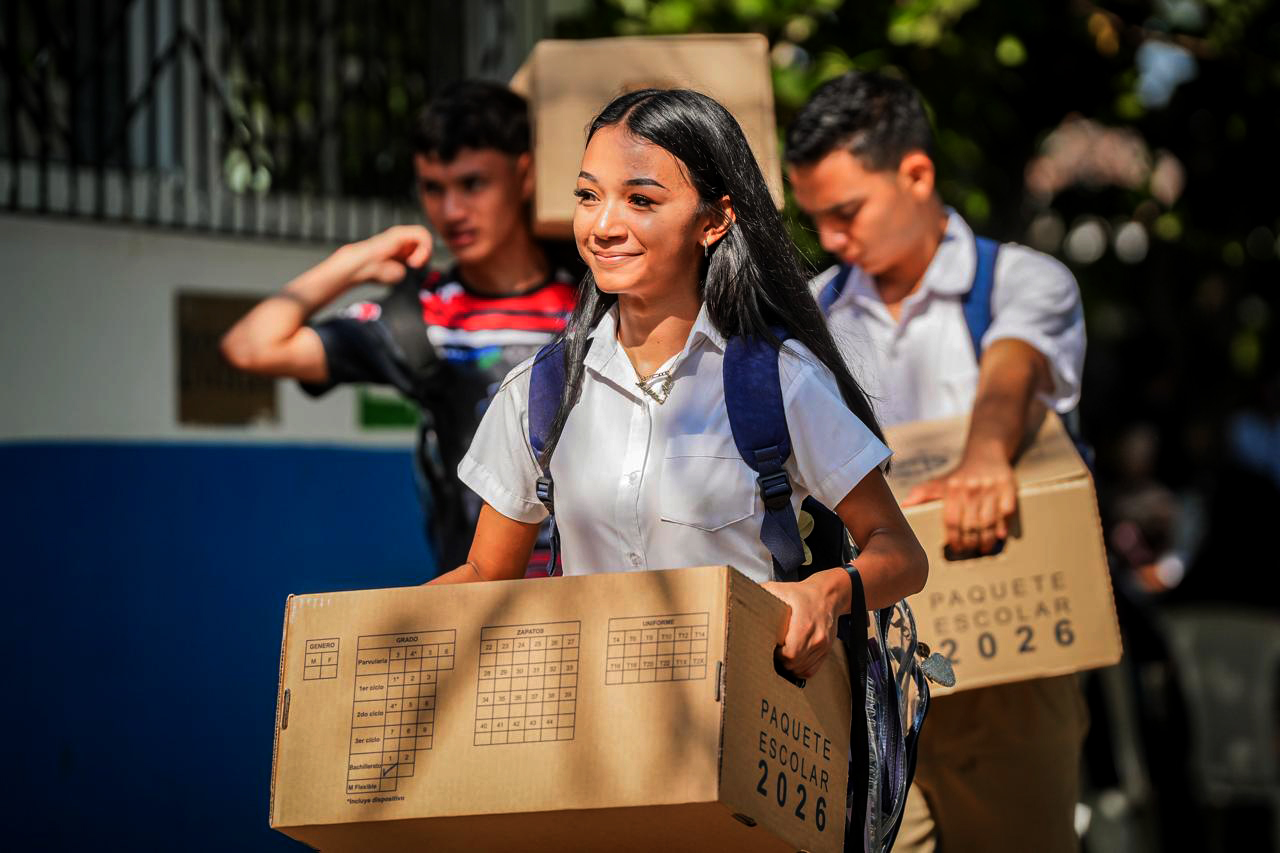 Entregan paquetes escolares a 2,175 estudiantes del Instituto Nacional de Usulután
