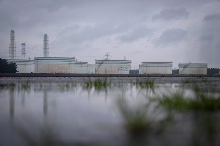 Insuficiente. La liberación de 400 millones de barriles de las reservas de petróleo no ha logrado estabilizar los mercados. Foto: AFP