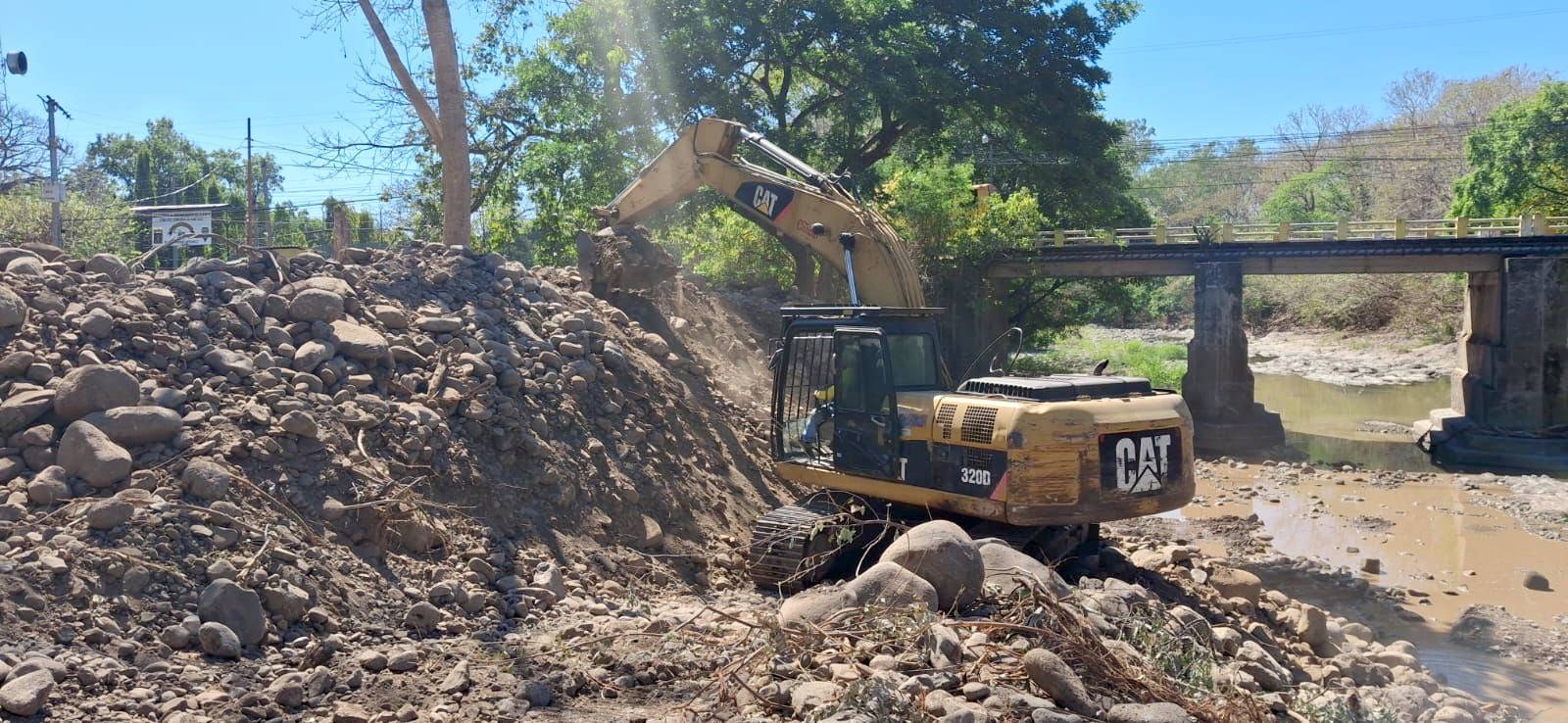Hacen trabajos de mitigación en el río San Francisco de Gotera, Morazán Sur