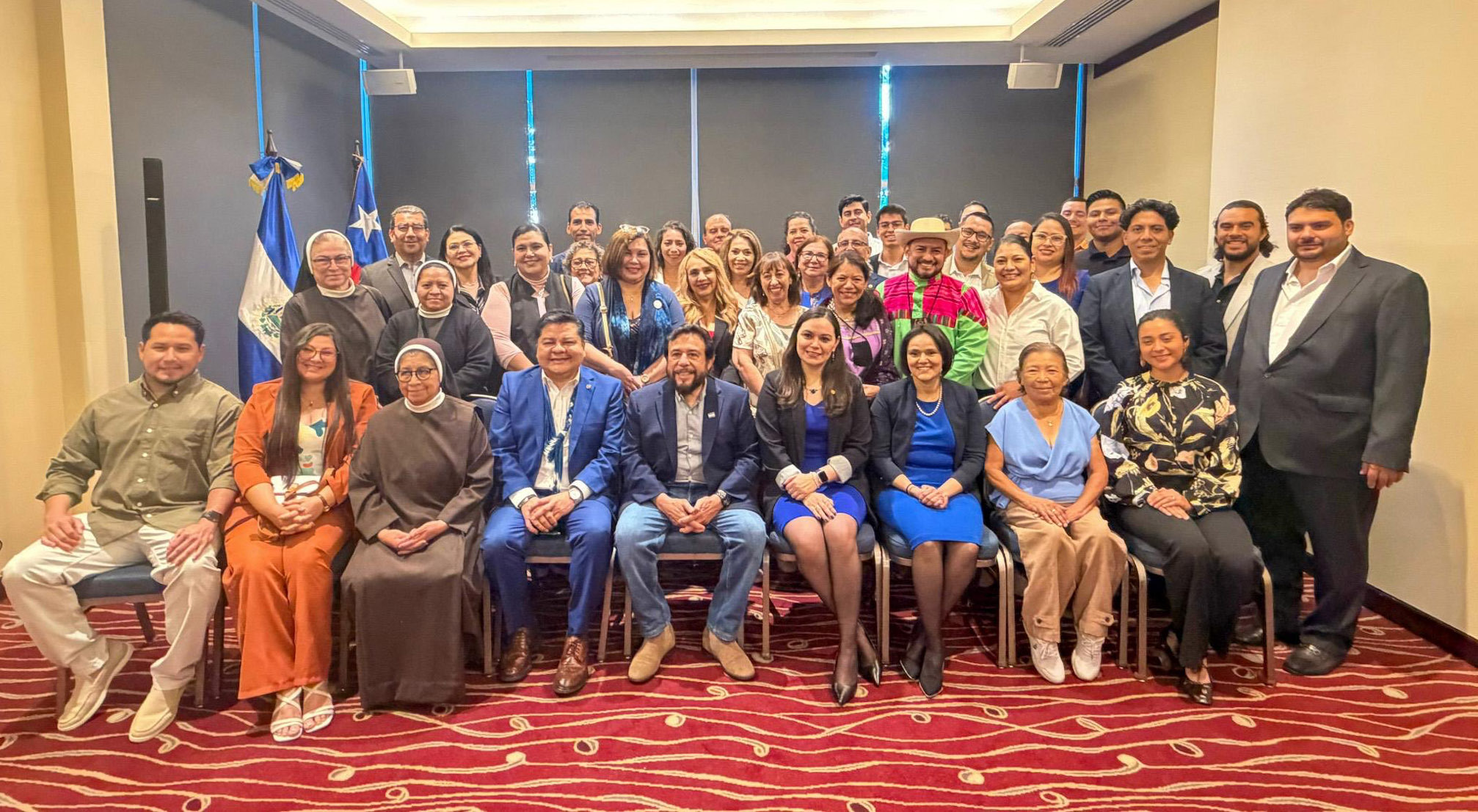 Invitan a salvadoreños en Chile a conocer avances del país