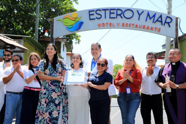 En el evento de entrega del distintivo, avalado por la ONU Turismo, participó la ministra de Turismo, Morena Valdez; Elisa Gamero, jefa de proyectos de Salud y Nutrición del Despacho de la Primera Dama; Daysi de Menéndez, gerente general de Estero y Mar; y Wendy Meza, jefa del Departamento de Coordinación Interinstitucional del Instituto Crecer Juntos, entre otras personalidades. Fotos / Sofía Mazariego.