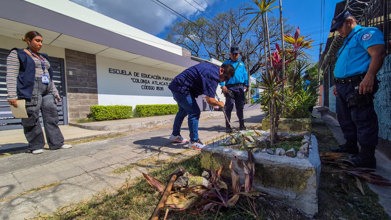 Vecina ordena colocar clavos en jardineras frente a parvularia en colonia Atlacatl