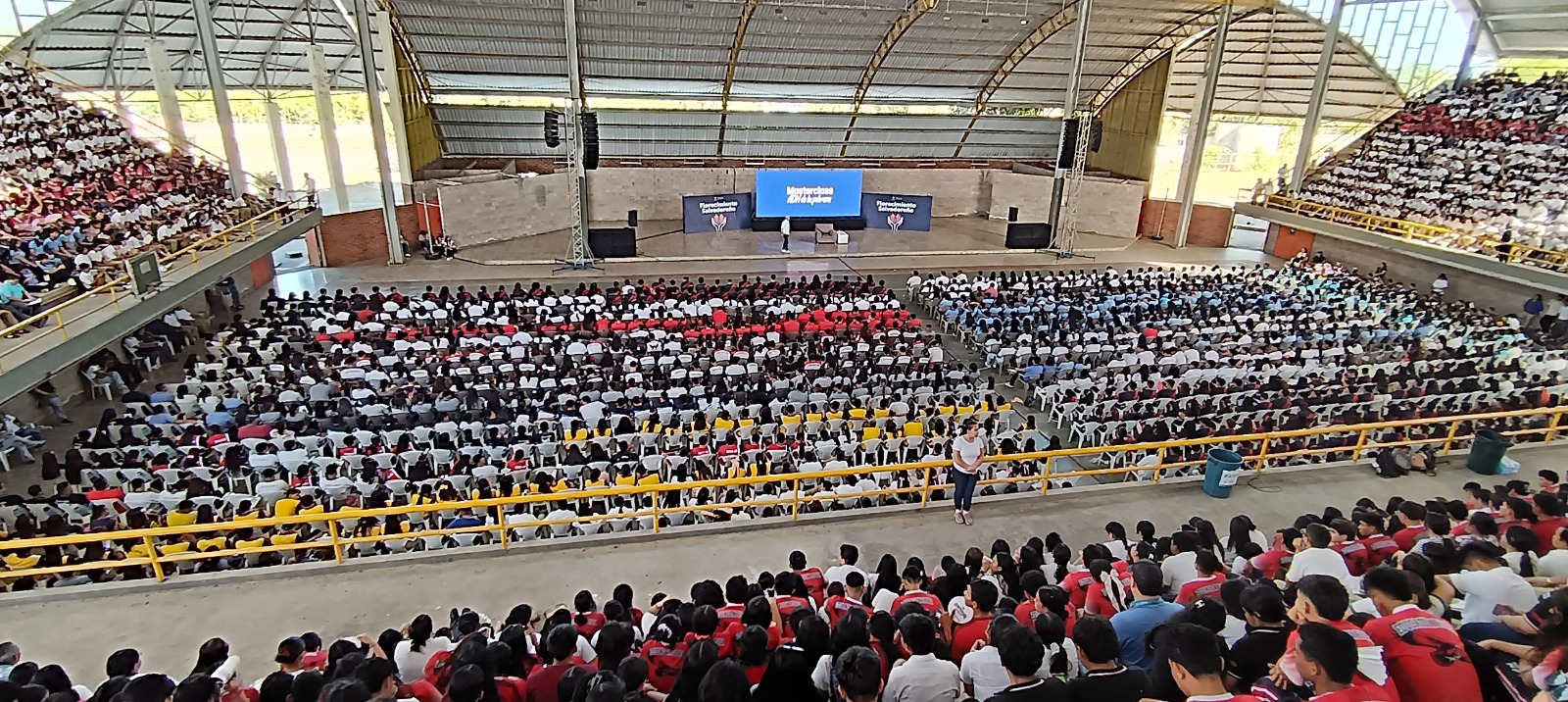 Jóvenes conocen programa de becas en San Miguel e Ilobasco