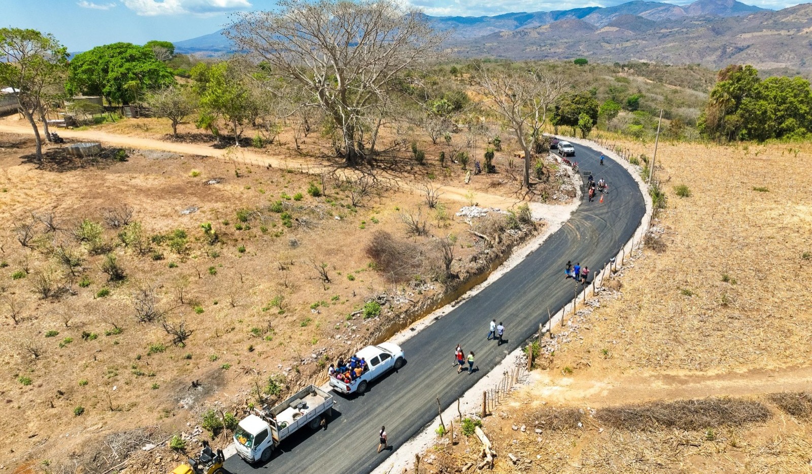Pavimentación de calle hacia cantón Los Toles registra 40 % de avance