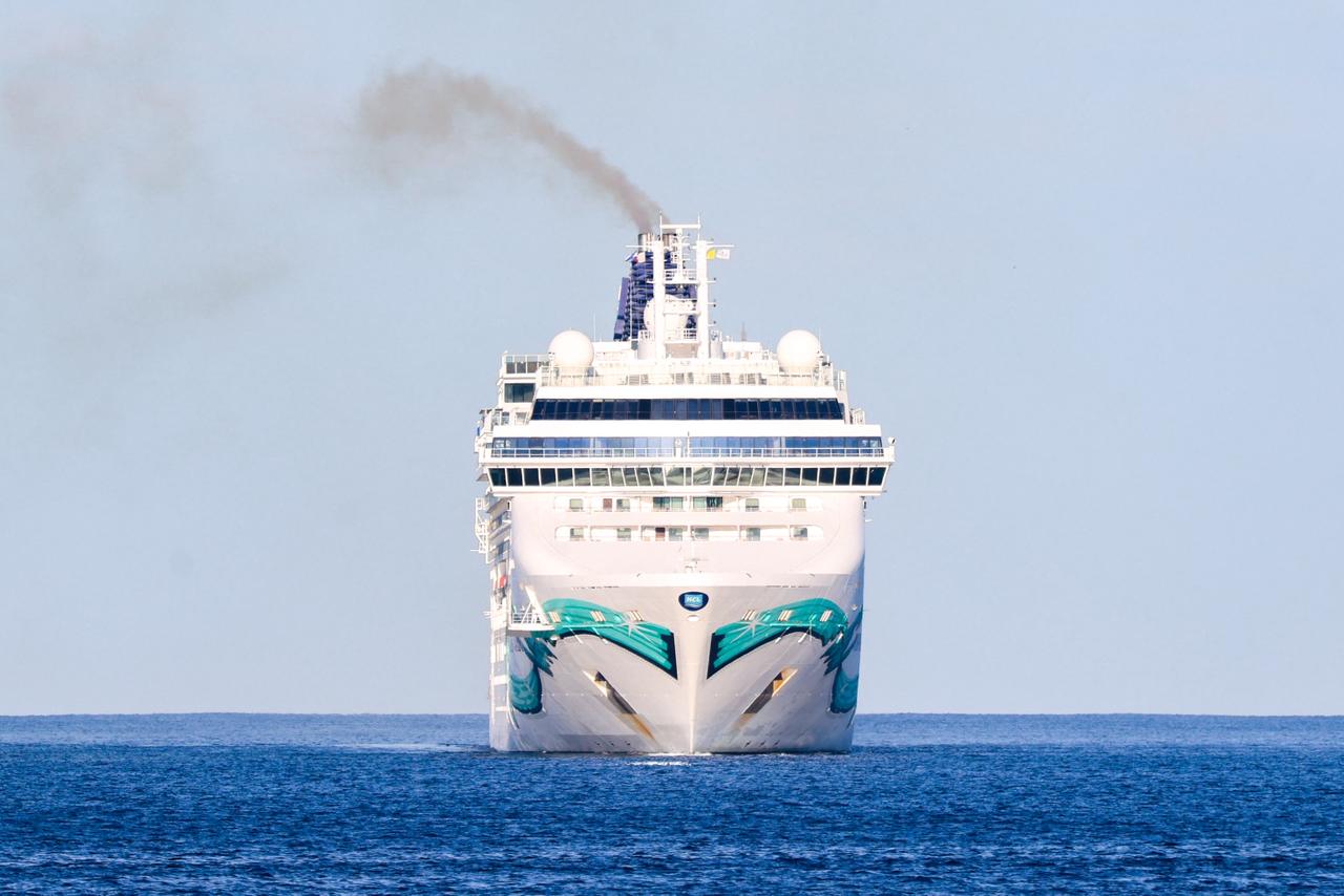 Crucero Norwegian Jade atraca en el puerto de Acajutla